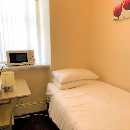 Budget Rooms Crosskeys Newport  Exterior photo