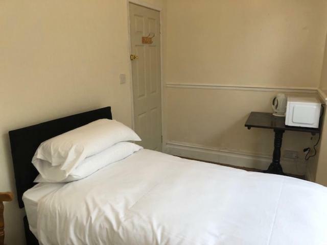Budget Rooms Crosskeys Newport  Exterior photo