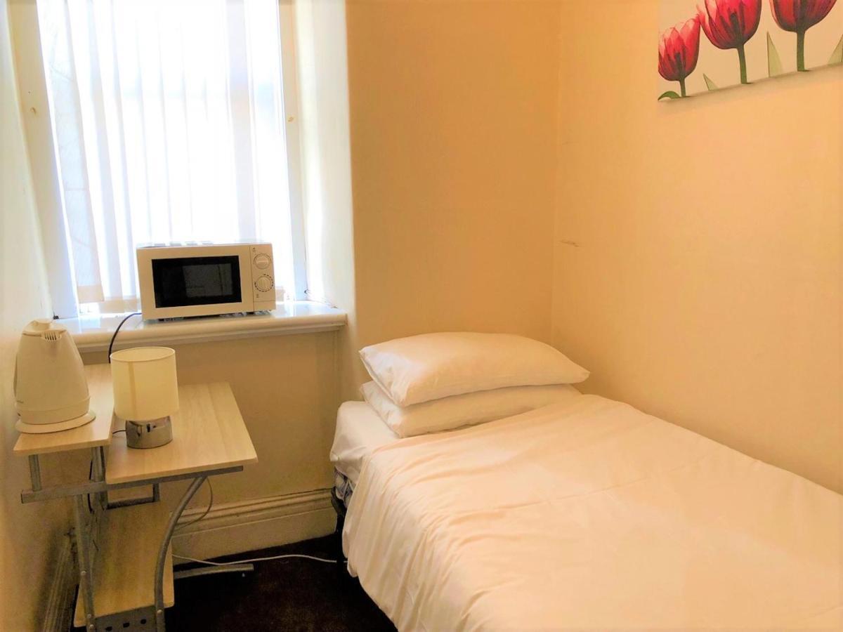 Budget Rooms Crosskeys Newport  Exterior photo