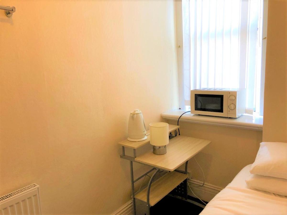 Budget Rooms Crosskeys Newport  Exterior photo
