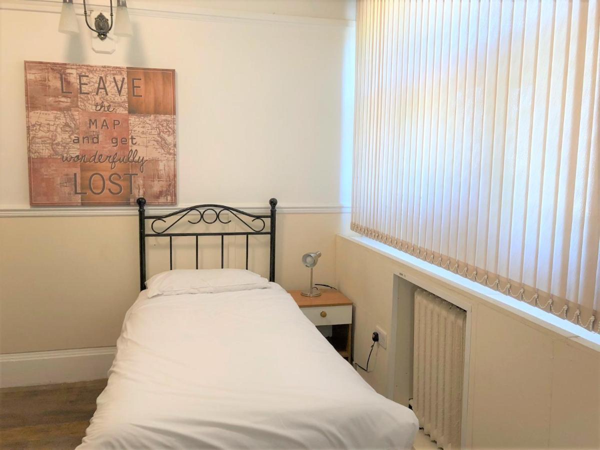 Budget Rooms Crosskeys Newport  Exterior photo